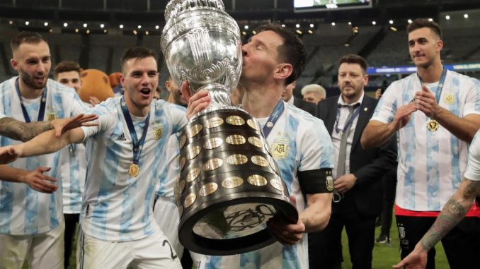 Lionel Messi de Argentina besa, el 10 de julio de 2021, el trofeo de la Copa América, tras la final de la Copa América contra Brasil en el estadio Maracaná de Río de Janeiro (Brasil). EFE/Andre Coelho Brasil