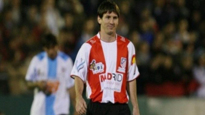 Messi con la camiseta del Altético Madrid en un partido de beneficio en 2009 Messi con la camiseta del Altético Madrid en un partido de beneficio en 2009