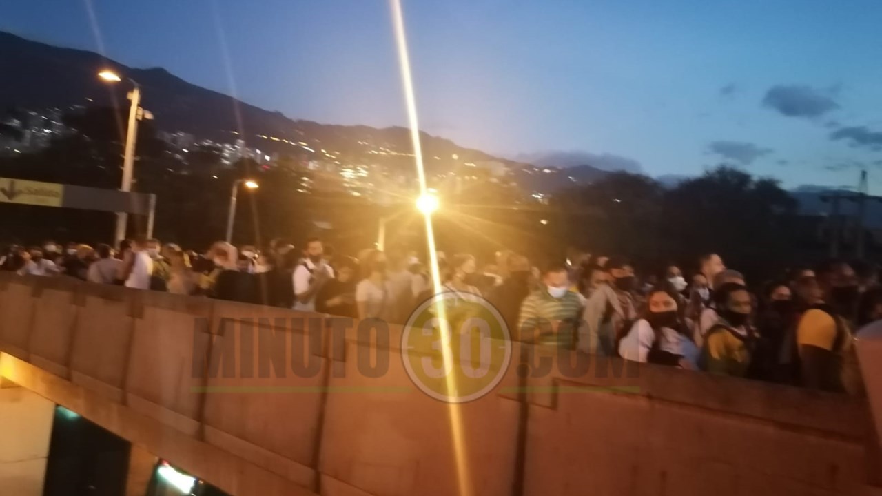 FOTOS: ¡Qué gentío! Así luce la Estación Poblado a esta hora 1 estacion poblado