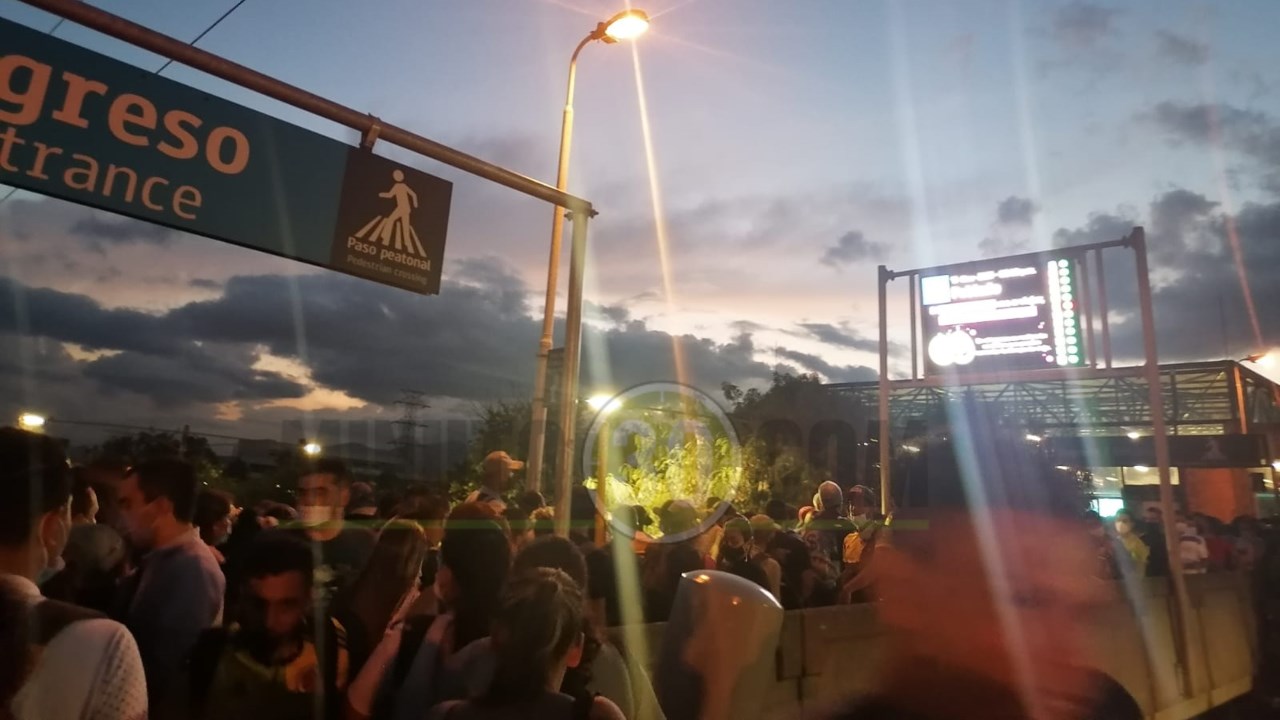 FOTOS: ¡Qué gentío! Así luce la Estación Poblado a esta hora 3 metro2 2