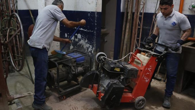 Dos hombres preparan maquinaria en la empresa Encofrados y Accesorios S.A.S ayer, en Medellín (Colombia). El 52 % de los microempresarios colombianos considera que la situación económica de su negocio ha mejorado desde que comenzó en el país la reactivación en medio de la crisis provocada por la pandemia de la covid-19. Así lo reveló un estudio de Interactuar, corporación de desarrollo social que acompaña a 49.000 emprendedores y que apoya la creación de microempresas en 220 municipios. EFE/ Luis Eduardo Noriega A microempresarios colombianos