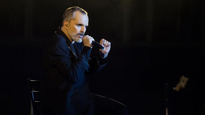 Miguel Bosé en una imagen de archivo durante un concierto. EFE/Orlando Barría Bosé