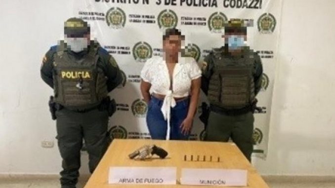 Cogieron a esta mujer con un revólver y seis cartuchos Cogieron a esta mujer con un revólver y seis cartuchos