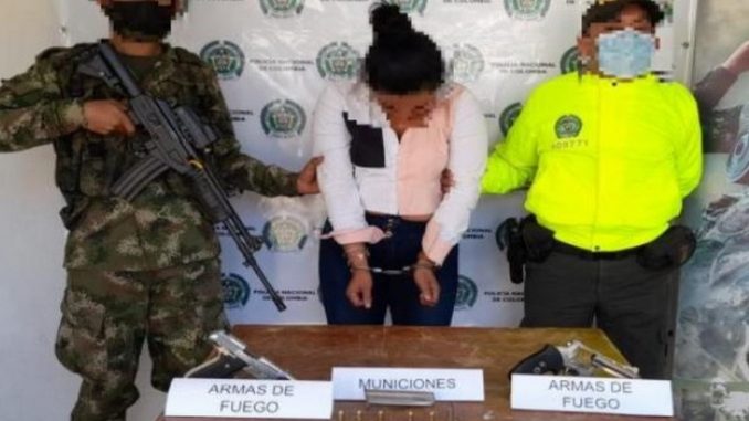 Cogieron a esta mujer con una pistola y un revólver Cogieron a esta mujer con una pistola y un revólver