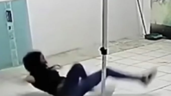 ¿La arrastró un fantasma? Mujer arreglaba unos cables cuando fue sorprendida por una acción paranormal ¿La arrastró un fantasma? Mujer arreglaba unos cables cuando fue sorprendida por una acción paranormal
