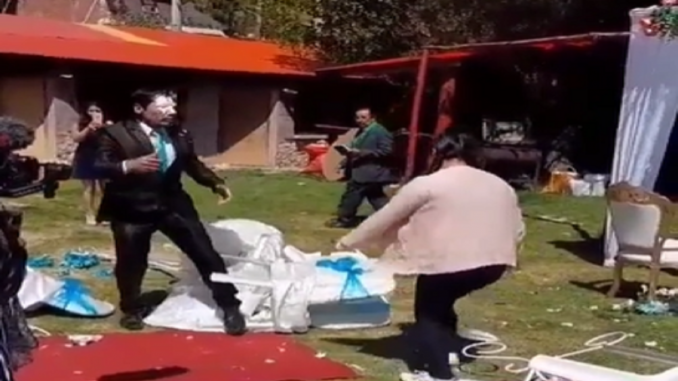 “'Macta' llega”, mujer fue a una boda y destruyó todo al descubrir que era su novio el que se iba a casar con otra “'Macta' llega”, mujer fue a una boda y destruyó todo al descubrir que era su novio el que se iba a casar con otra