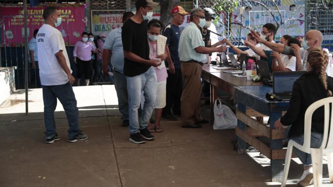 Un grupo de personas se prepara para votar en la junta receptora de votos del colegio Benjamin Zeledón, durante las elecciones presidenciales en Managua (Nicaragua). EFE/ Jorge Torres Ortega