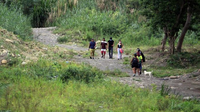 Ciudadanos procedentes de Venezuela ingresan a Colombia por trochas, en Cúcuta (Colombia), en una fotografía de archivo. EFE/ Mario Caicedo ONG venezolana