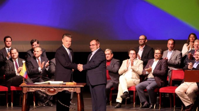 El expresidente de Colombia Juan Manuel Santos (c-i) y el jefe máximo de las FARC Rodrigo Londoño Echeverry (c-d) se felicitan luego de firmar el acuerdo de paz, el 24 de noviembre de 2016, en Bogotá (Colombia). EFE/Mauricio Dueñas Castañeda acuerdo de paz