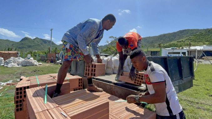 Fotografía cedida hoy por la Unidad Nacional para la Gestión del Riesgo de Desastres (UNGRD) de Colombia que muestra a residentes trabajando en la construcción de una casa en Providencia (Colombia). EFE/ UNGRD Providencia