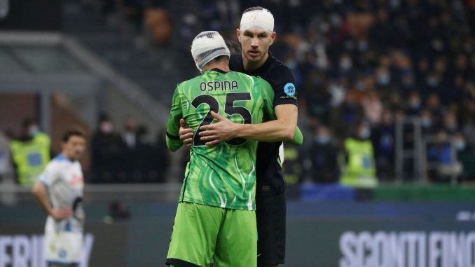 David Ospina y Edin Dzeko tuvieron que ser atendidos tras duro golpe en la cabeza en medio de un choque en la disputa por el balón. David Ospina y Edin Dzeko tuvieron que ser atendidos tras duro golpe en la cabeza en medio de un choque en la disputa por el balón.