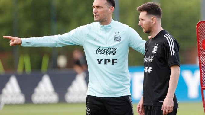El jugador Lionel Messi (d) escucha instrucciones del seleccionador Lionel Scaloni, en una fotografía de archivo. EFE/Juan Ignacio Roncoroni Messi