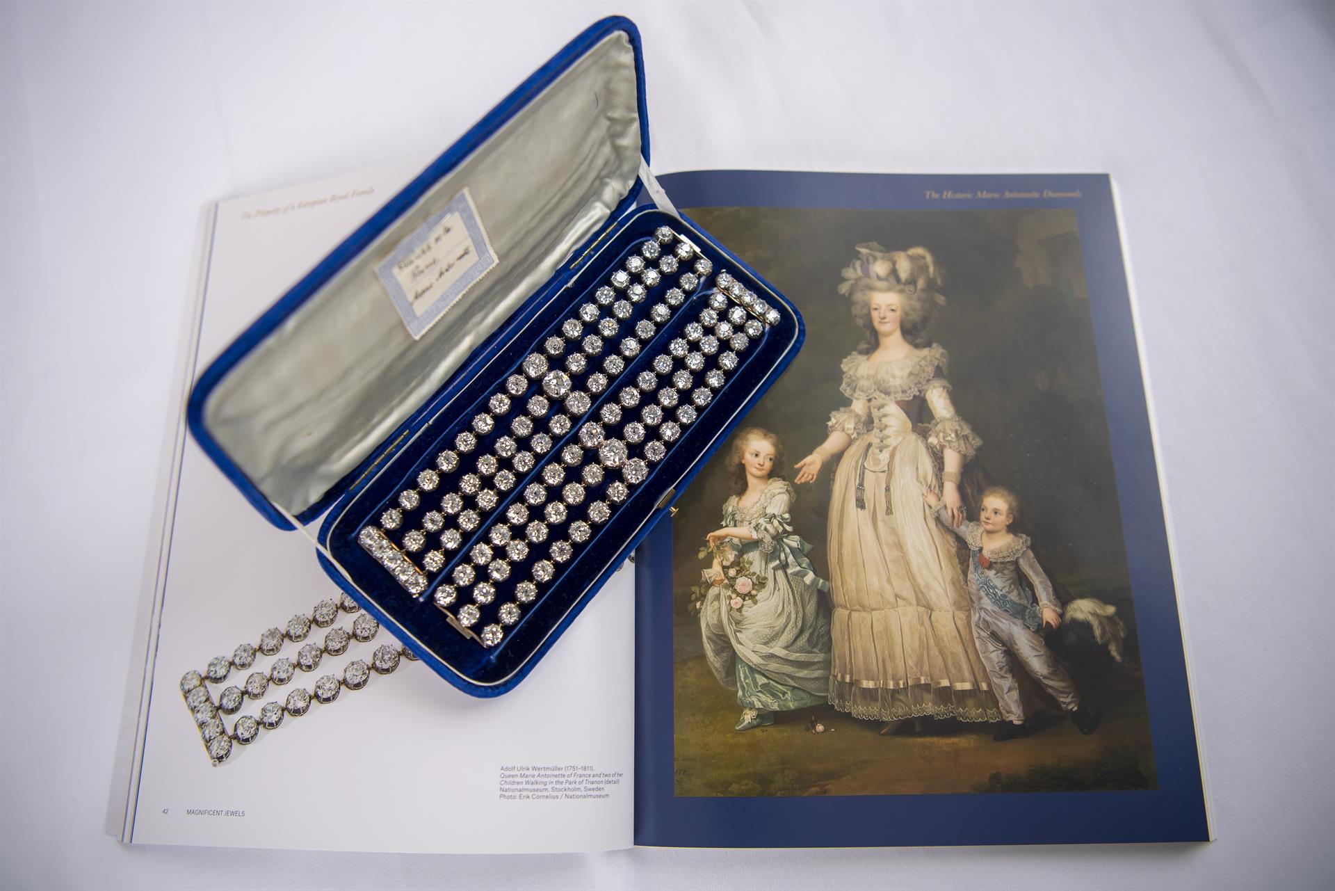 FOTOS: Dos brazaletes de la reina María Antonieta subastados por 7 millones de euros 1 subasta maria antonieta1