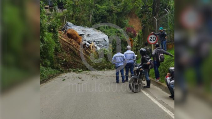 Un carro de la Policía quedó sepultado por un alud de tierra en Buriticá Un carro de la Policía quedó sepultado por un alud de tierra en Buriticá