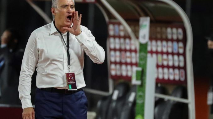 El entrenador de Brasil Tite dirige, durante un partido por las eliminatorias sudamericanas al Mundial de Catar 2022, en una fotografía de archivo. EFE/ Miguel Gutiérrez selección brasil