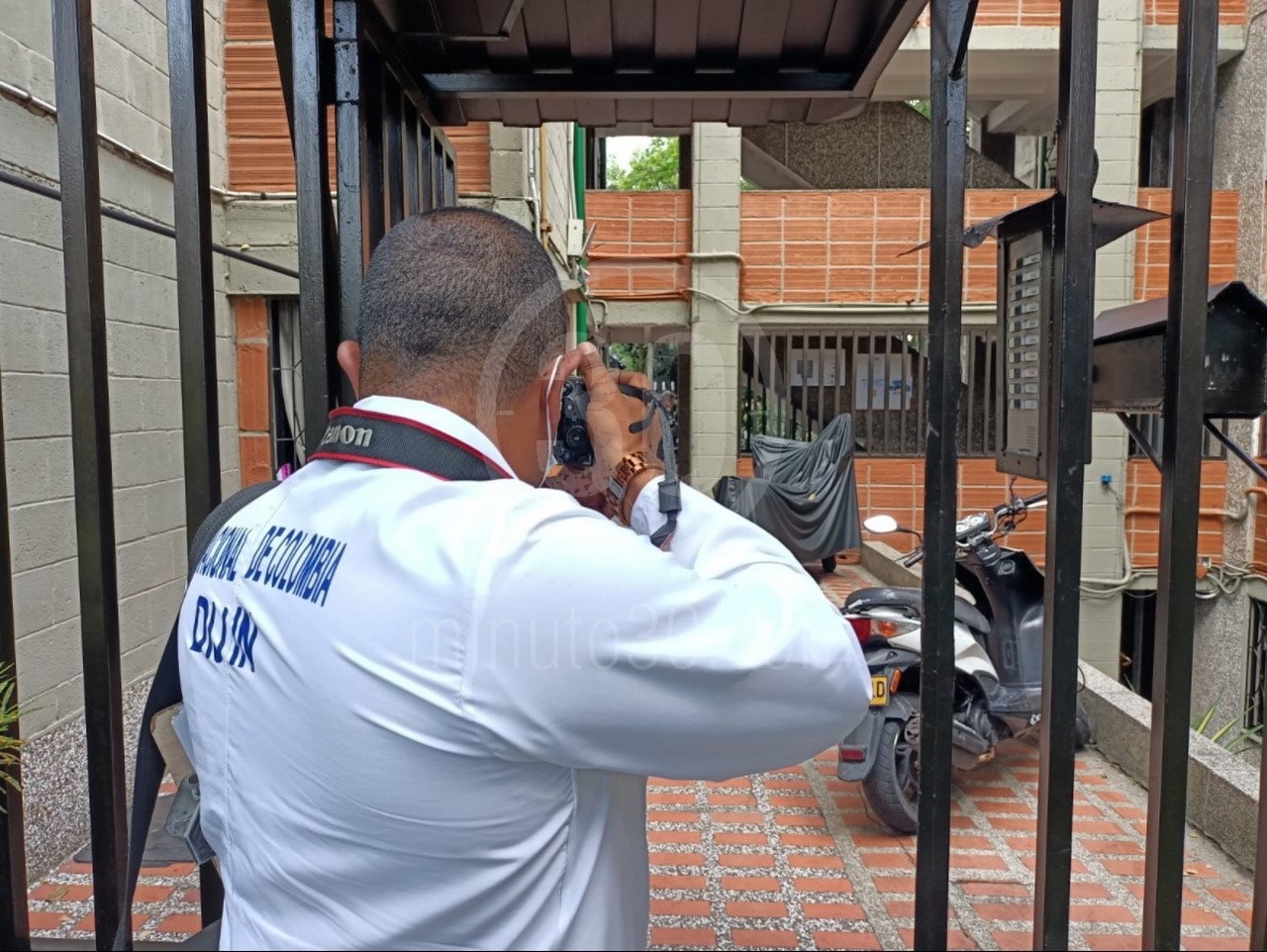 Fotos y video: Identificaron al hombre que mataron de una puñalada en el pecho en Tricentenario 2 tricen2