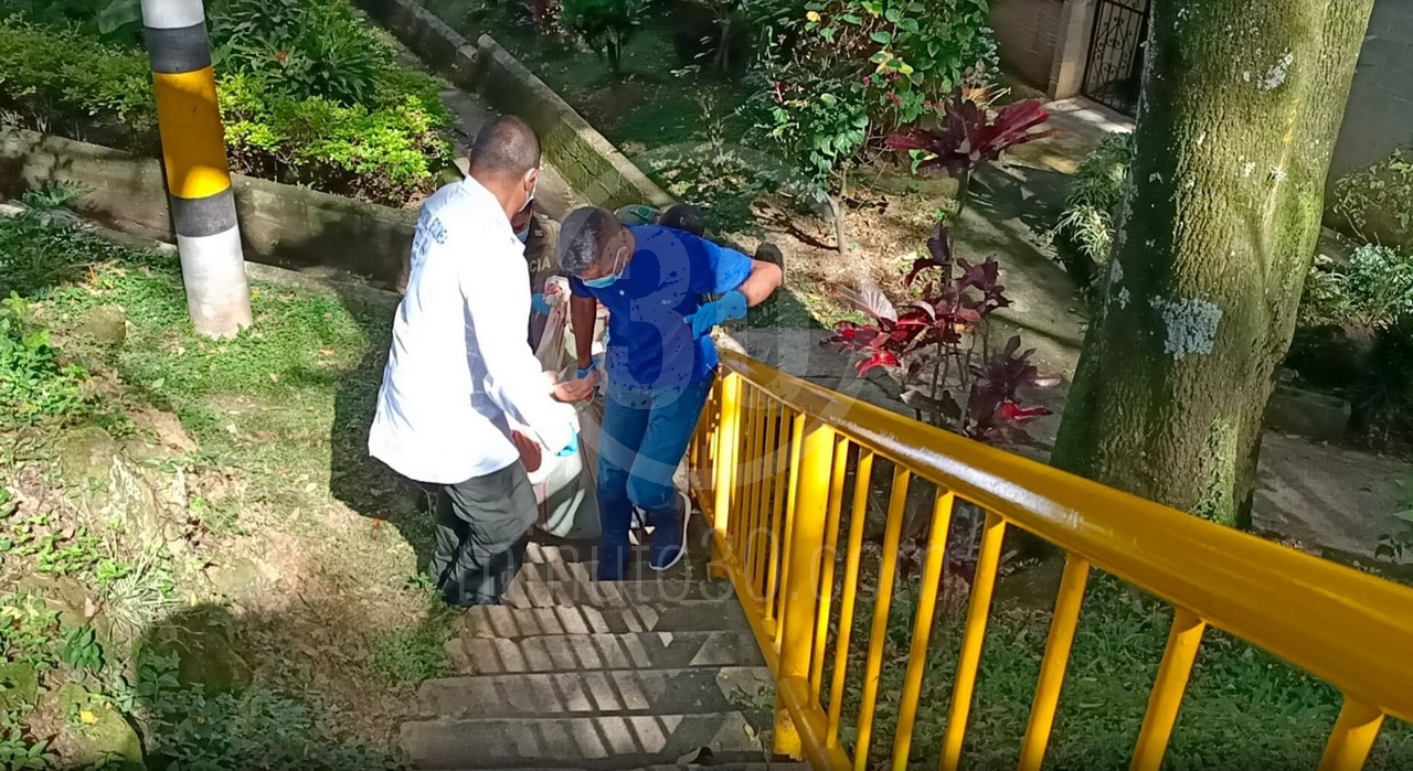 Fotos y video: Identificaron al hombre que mataron de una puñalada en el pecho en Tricentenario 3 tricen3