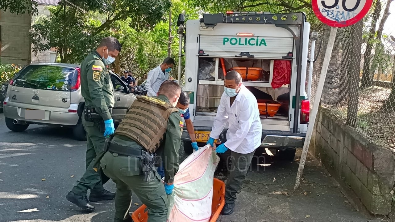 Fotos y video: Identificaron al hombre que mataron de una puñalada en el pecho en Tricentenario