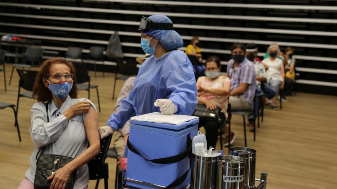En Medellín ya están aplicando la tercera dosis de la vacuna anticovid para mayores de 60 años