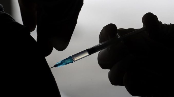 Personal sanitario administra la vacuna contra la covid-19. EFE/EPA/BAGUS INDAHONO/Archivo jeringas