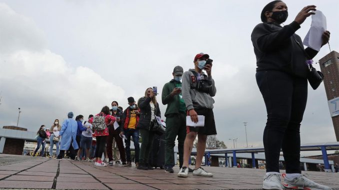 Inmigrantes venezolanos hacen fila para ser vacunados contra la covid-19, en Bogotá (Colombia), en una fotografía de archivo . EFE/ Mauricio Dueñas Castañeda títulos universitarios