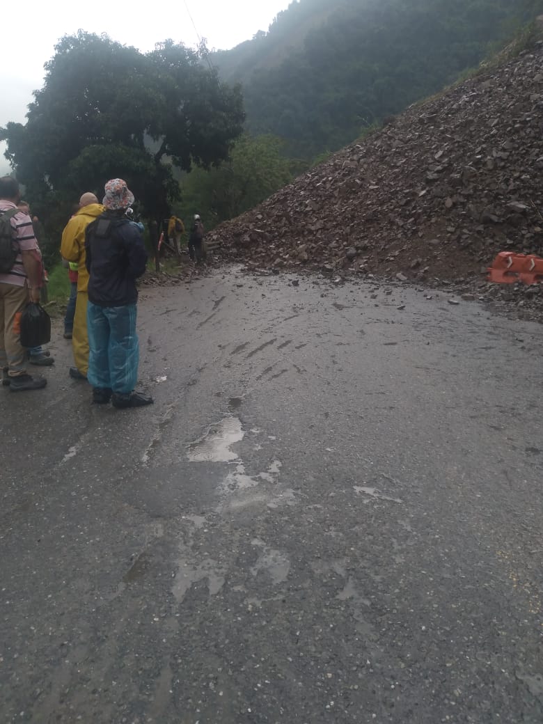 ¡Pilas! Cierran la vía Bolombolo- Medellín por derrumbe 2 vía Bolombolo-Medellín 1