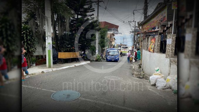 ¡Qué miedo! A cuchillo se enfrentaron dos hombres en el barrio El Pinal de Medellín