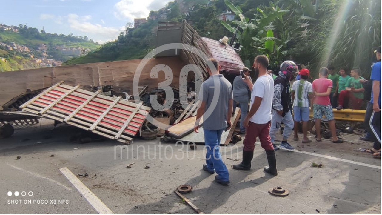 EN FOTOS: Camión se quedó sin frenos y terminó volcado en la vía al Mar 2 accidente