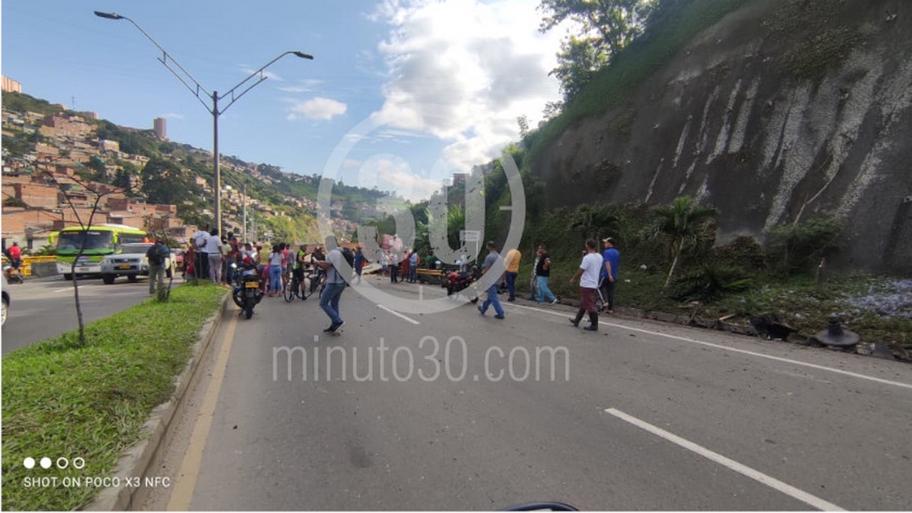 EN FOTOS: Camión se quedó sin frenos y terminó volcado en la vía al Mar 3 accidente