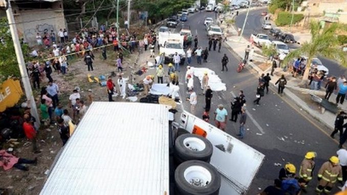 55 inmigrantes murieron tras el volcamiento de un camión en México