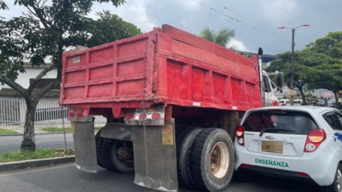En Ibagué, una volqueta ya comió buñuelo En Ibagué, una volqueta ya comió buñuelo
