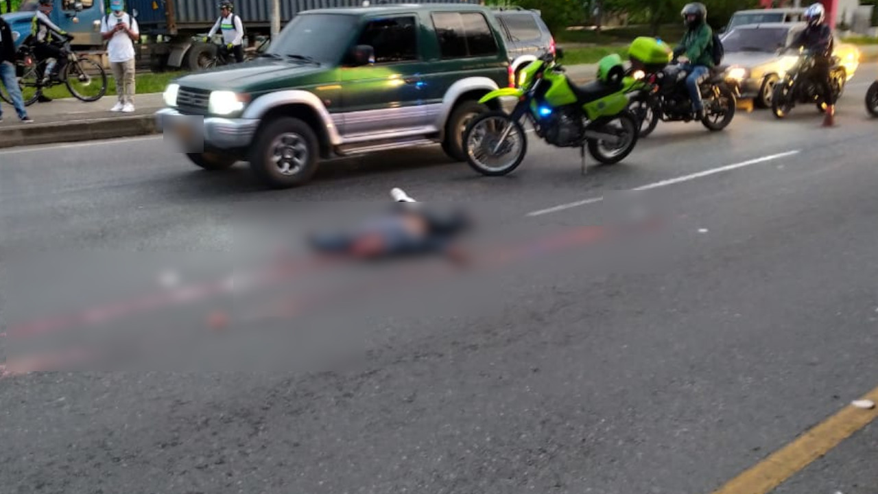 [Fotos y video] Motociclista murió en la Autopista Norte, chocó con un bus