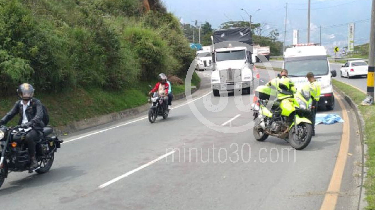 Hombre murió en Copacabana al caer del tractocamión en el que iba como polizón