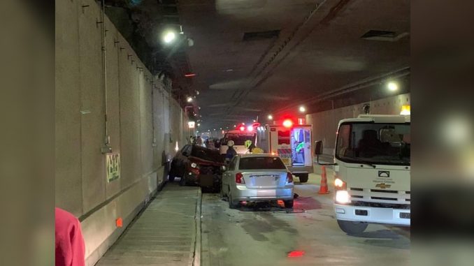 Dos carros se chocaron en el Túnel de Oriente Dos carros se chocaron en el Túnel de Oriente