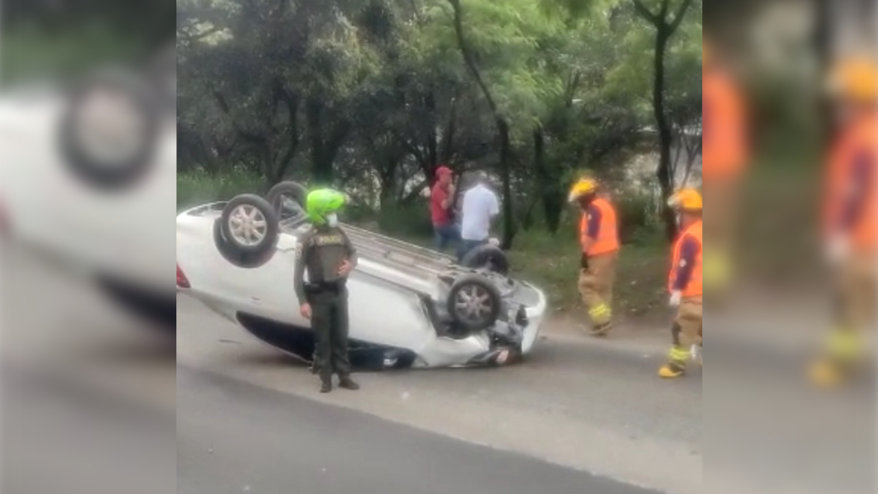 [Video] Vehículo se volcó en la Autopista Sur