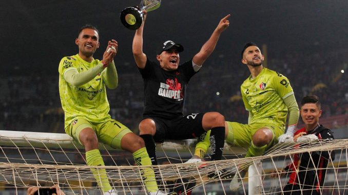 José Hernández (i), Aldo Rocha (c) y Camilo Vargas (d) del Atlas festejan con el trofeo de campeón, al término del partido por la final del torneo Apertura 2021 de la Liga MX entre Atlas y León, en el estadio Jalisco, de la cuidad de Guadalajara (México). CEFE/ Francisco Guasco Camilo Vargas