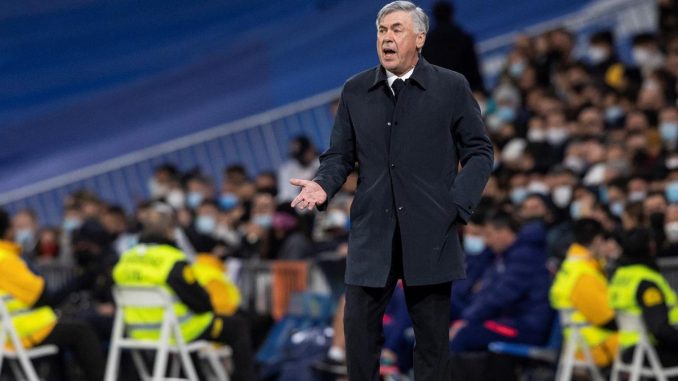El entrenador del Real Madrid Carlo Ancelotti, durante el partido de la jornada 17 de la LaLiga Santander en el estadio Santiago Bernabeu.- EFE/Rodrigo Jiménez Real Madrid