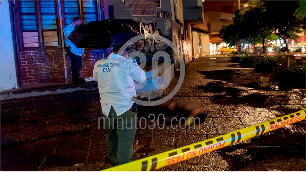 EN VIDEO Y FOTOS: Lo apuñalaron y abandonaron en plena calle del centro de Medellín 2 centro de Medellín