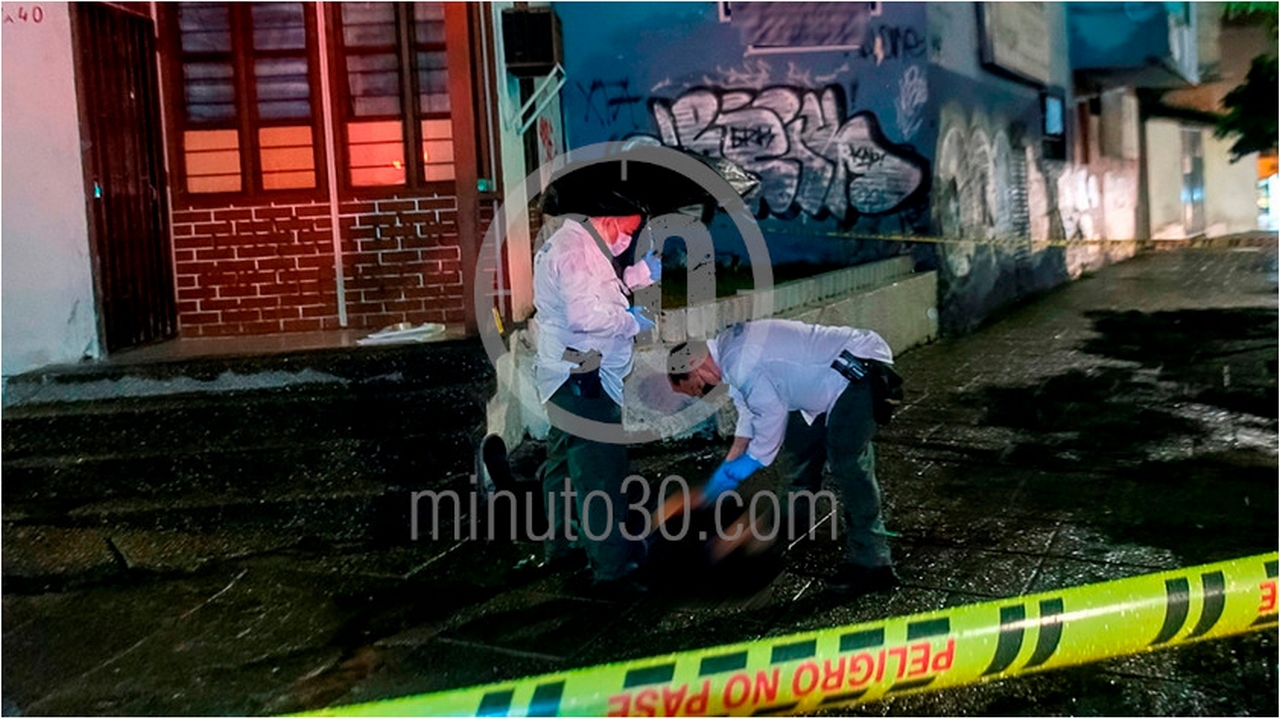 EN VIDEO Y FOTOS: Lo apuñalaron y abandonaron en plena calle del centro de Medellín 3 centro de Medellín