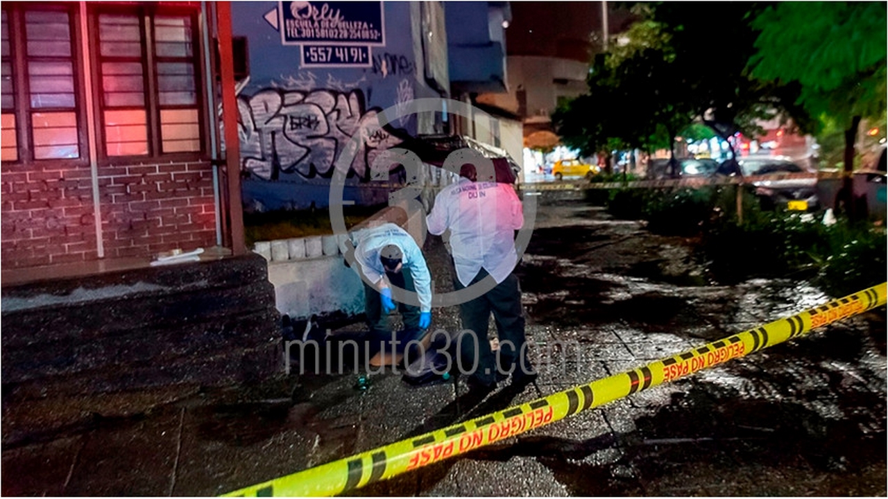 EN VIDEO Y FOTOS: Lo apuñalaron y abandonaron en plena calle del centro de Medellín 4 centro de Medellín