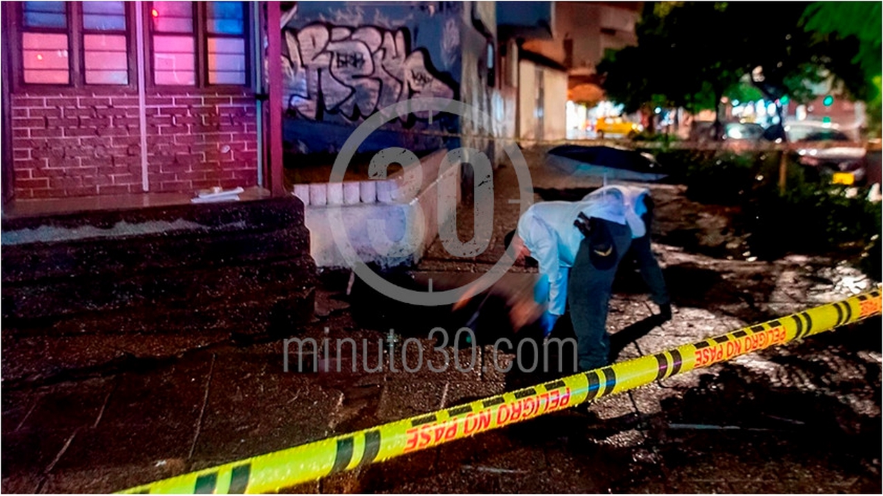 EN VIDEO Y FOTOS: Lo apuñalaron y abandonaron en plena calle del centro de Medellín 5 centro de Medellín