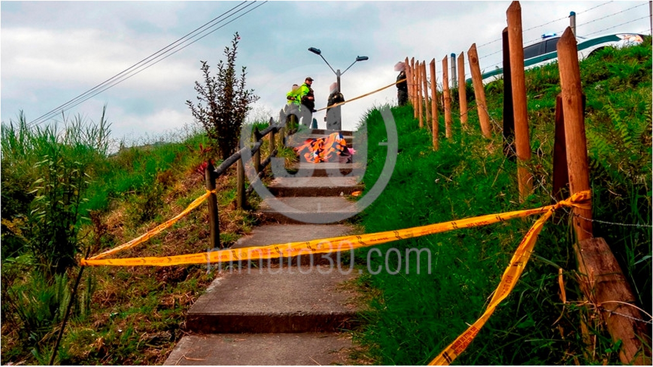EN VIDEO Y FOTOS: Envuelto en cobijas y con varias heridas, hallaron un muerto en la vía a San Cristóbal 3 San Cristóbal