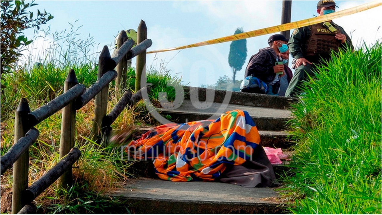 EN VIDEO Y FOTOS: Envuelto en cobijas y con varias heridas, hallaron un muerto en la vía a San Cristóbal 6 San Cristóbal