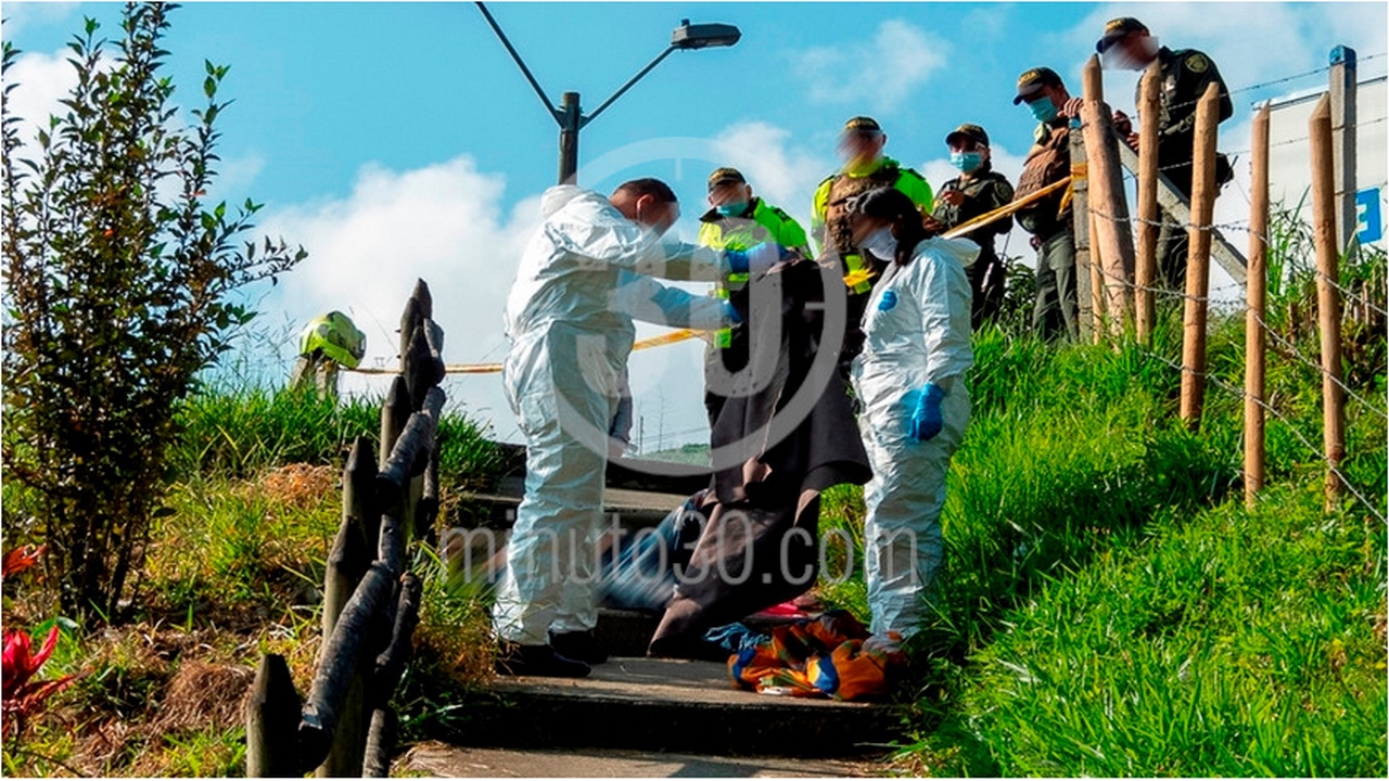 EN VIDEO Y FOTOS: Envuelto en cobijas y con varias heridas, hallaron un muerto en la vía a San Cristóbal 8 San Cristóbal