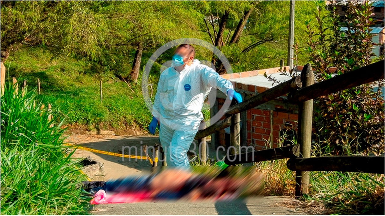 EN VIDEO Y FOTOS: Envuelto en cobijas y con varias heridas, hallaron un muerto en la vía a San Cristóbal 9 San Cristóbal