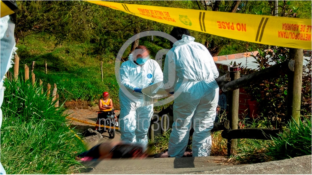 EN VIDEO Y FOTOS: Envuelto en cobijas y con varias heridas, hallaron un muerto en la vía a San Cristóbal 11 San Cristóbal