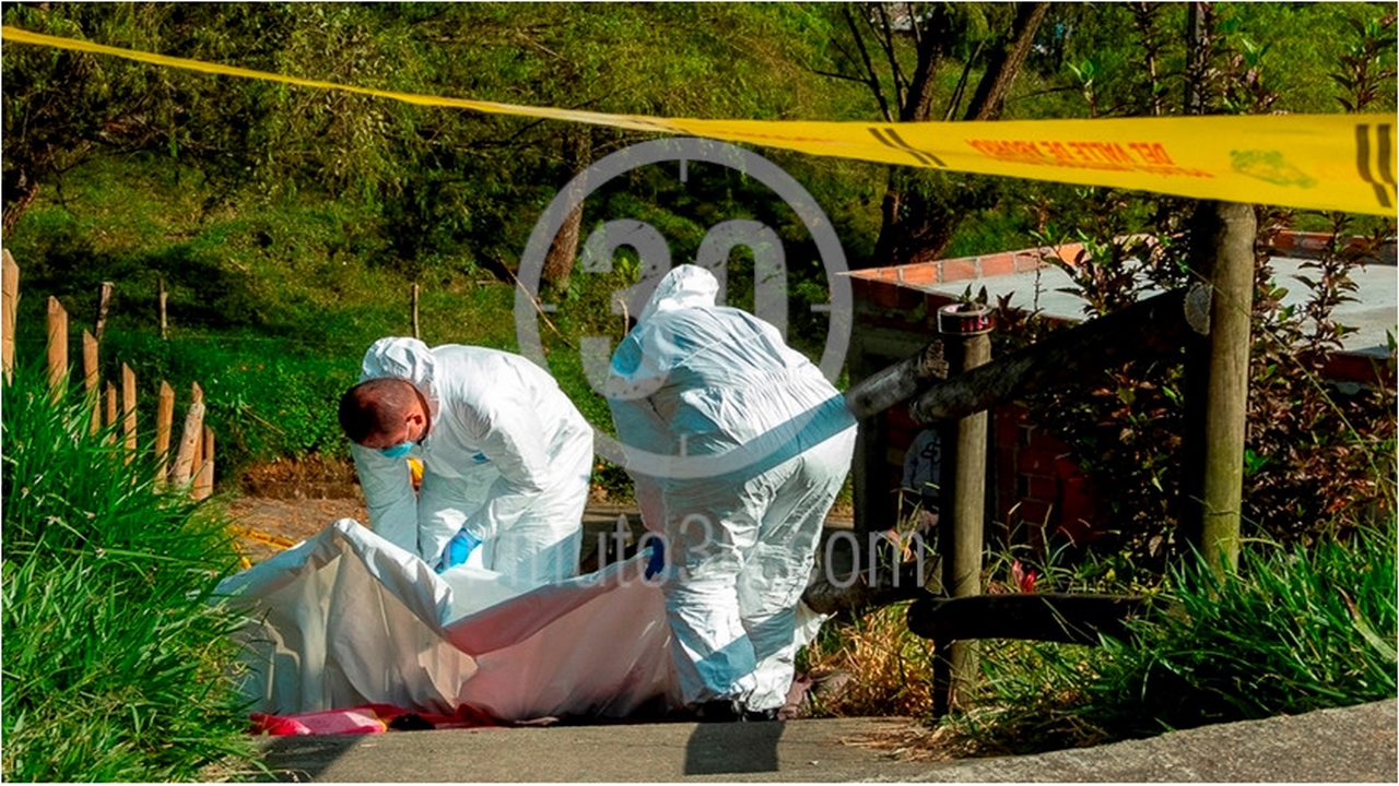 EN VIDEO Y FOTOS: Envuelto en cobijas y con varias heridas, hallaron un muerto en la vía a San Cristóbal 12 San Cristóbal