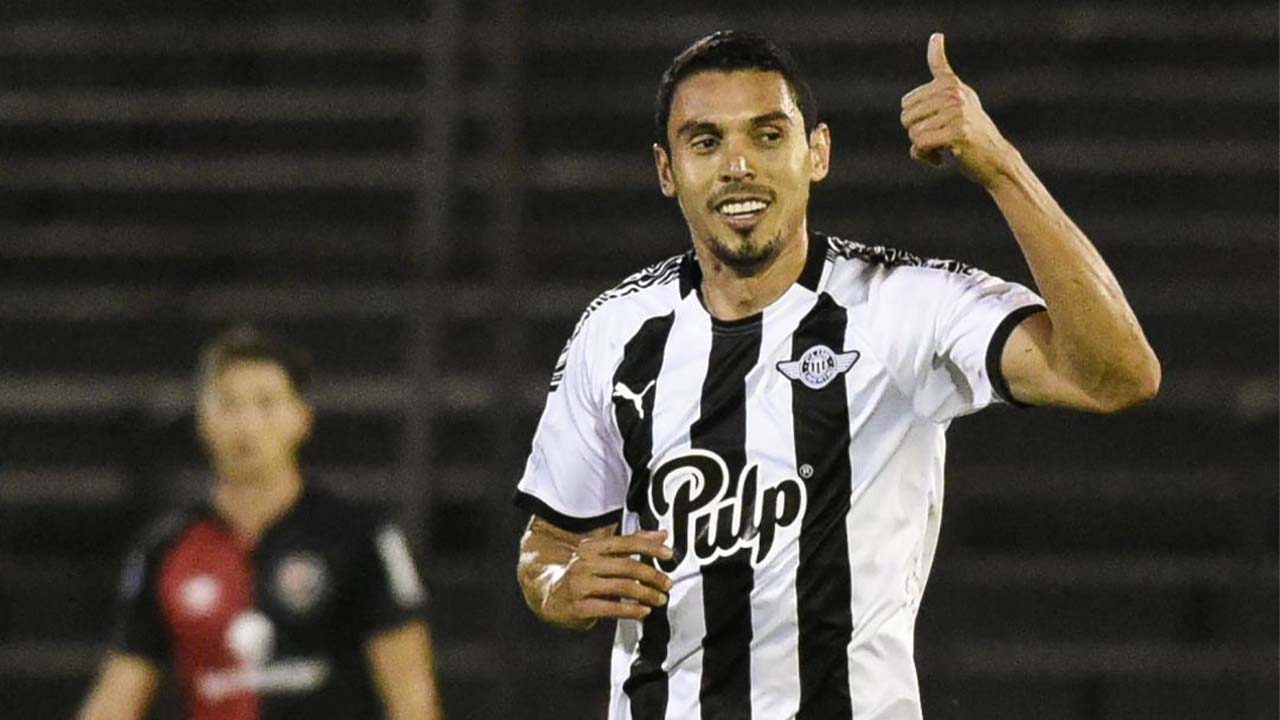 Daniel Bocanegra no habría aceptado renovar con Libertad de Paraguay