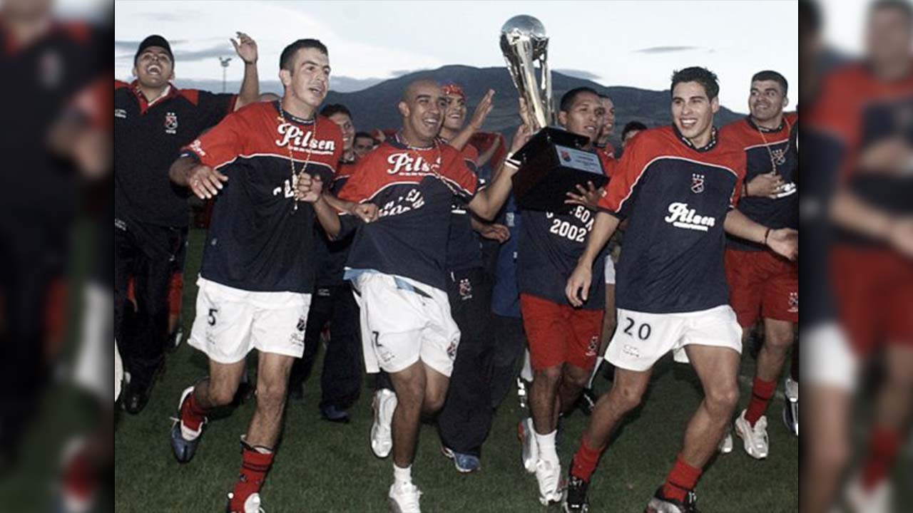 El 22 de diciembre de 2002 Independiente Medellín daba la vuelta olímpica tras 45 años de sequía