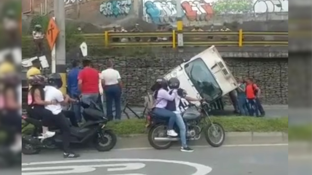 ¡Qué maravilla! Ciudadanos ayudaron a levantar furgón volcado en Robledo